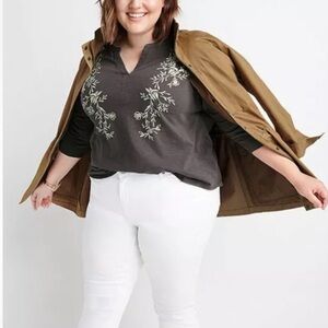 Ryllace Kinda Grey/Dk Taupe V Neck Embroidered Front Top. Size 3X. P70